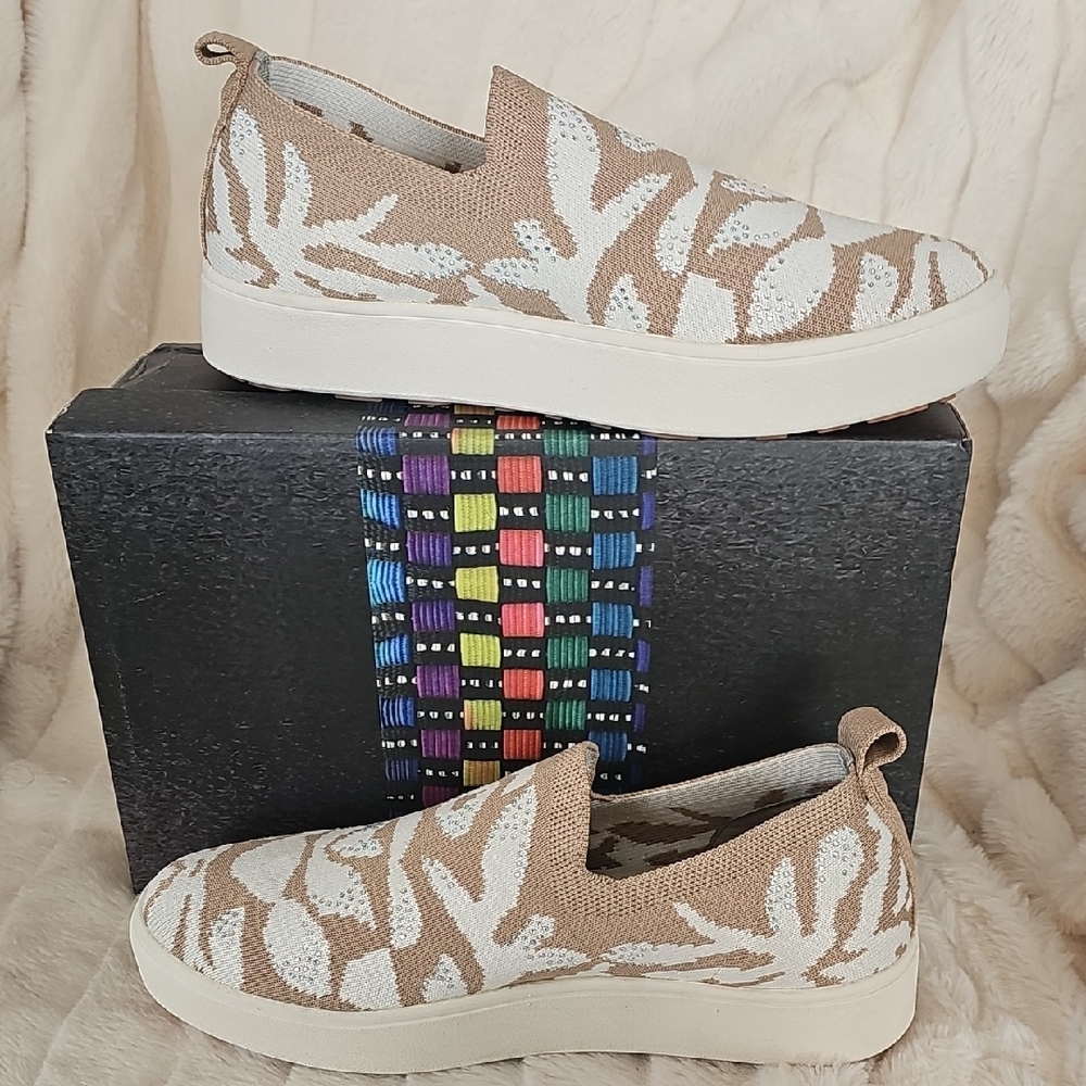 bernie mev. Beige and White Slip-On Flats